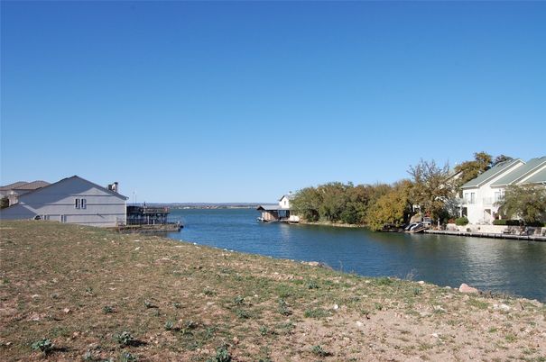 Exterior, Lake