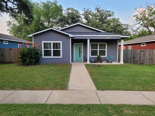 Exterior, Facade, Ranch