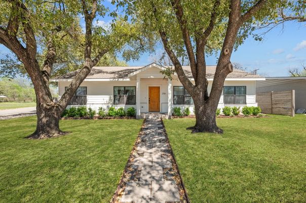 Exterior, Facade, Ranch