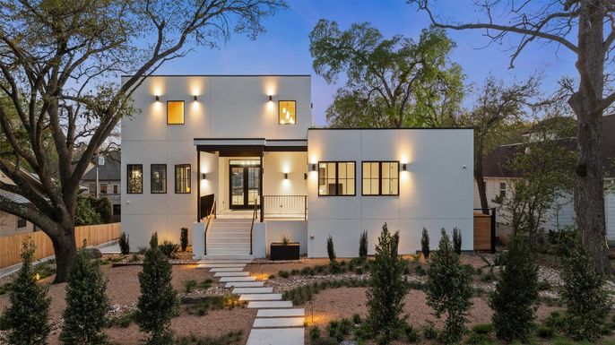 Exterior, Facade, Modern