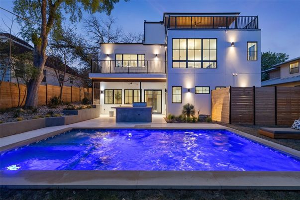 Exterior, Facade, Pool, Modern