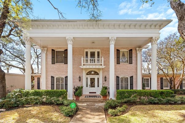 Exterior, Facade, Brick Facade, Georgian