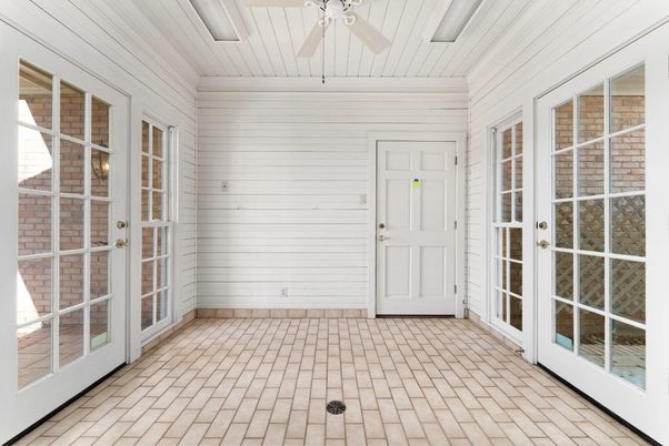 Empty room, Interior