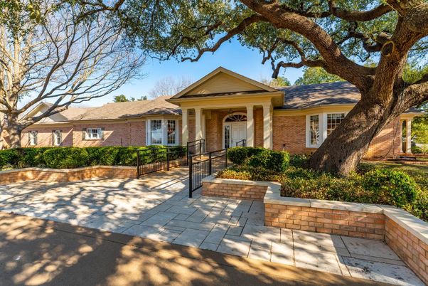 Exterior, Facade, Brick Facade, Ranch