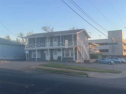 Exterior, Facade, Modern