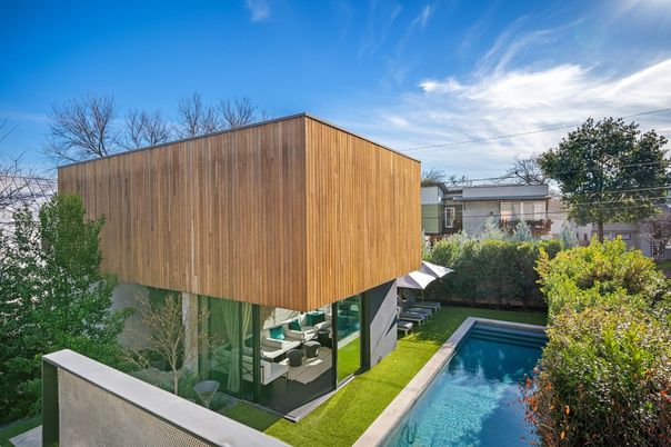 Exterior, Facade, Pool, Modern