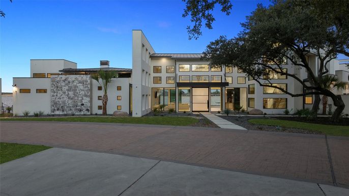 Backyard, Exterior, Facade, Modern