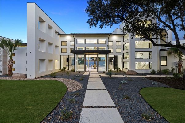 Backyard, Exterior, Facade, Modern