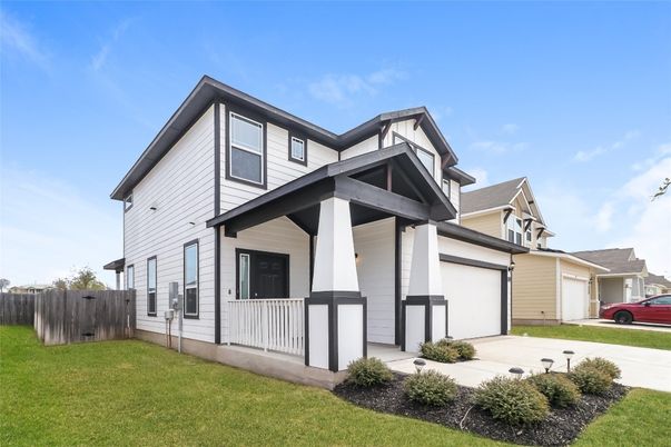 Attached, Exterior, Facade, Farmhouse