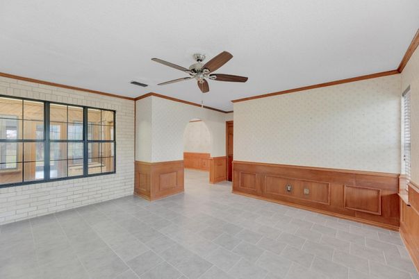 Empty room, Interior