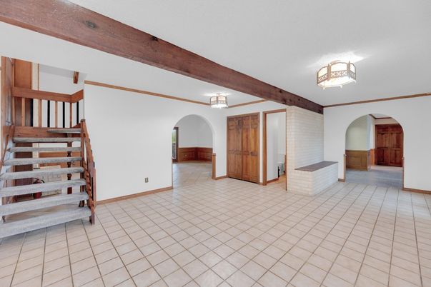 Empty room, Interior, Wooden Beams