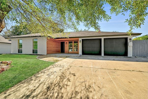 Attached, Exterior, Facade, Ranch