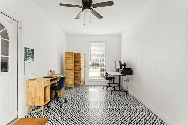 Home Office, Interior