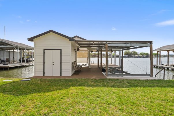Exterior, Lake