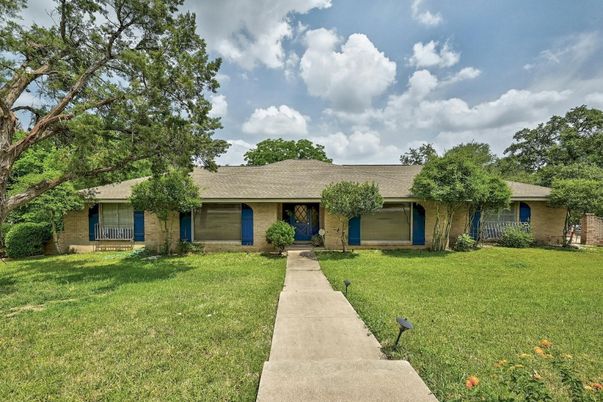 Backyard, Exterior, Facade, Brick Facade, Ranch