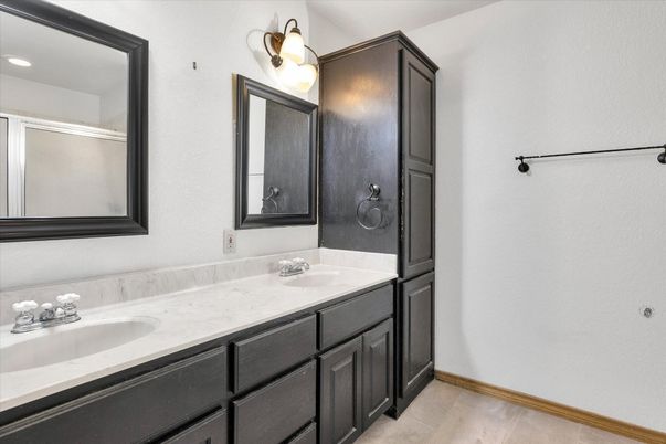 Bathroom, Dual Sink Vanities, Interior, Recessed Lighting