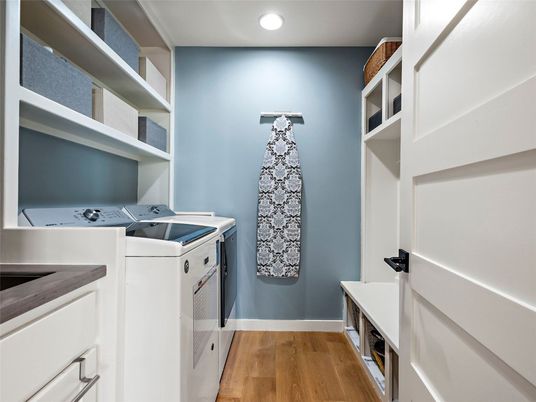 Interior, Recessed Lighting, Washer, Wood Texture Flooring