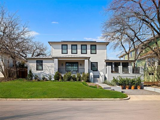 Exterior, Facade, American Foursquare