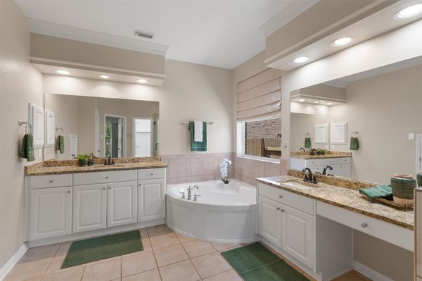 Bathroom, Dual Sink Vanities, Interior, Recessed Lighting