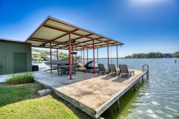 Exterior, Lake