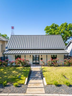 Exterior, Facade, Ranch