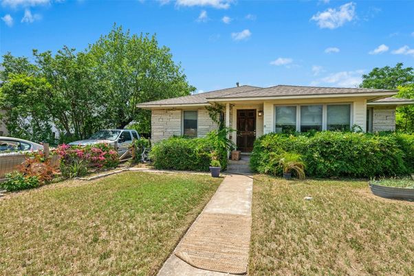 Exterior, Facade, Ranch