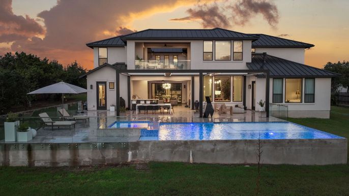 Exterior, Facade, Pool, Modern