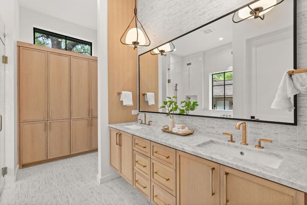 Bathroom, Dual Sink Vanities, Interior, Recessed Lighting