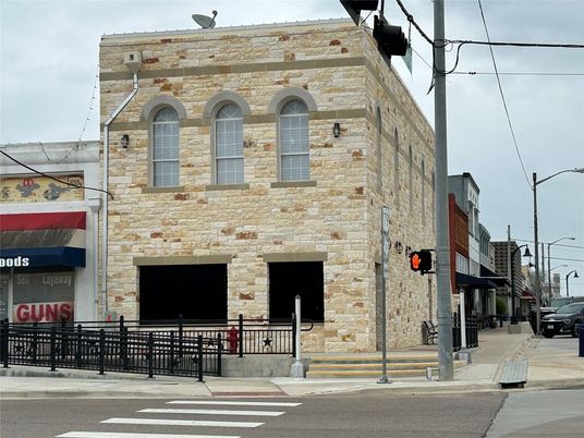 Exterior, Facade, Rowhouse