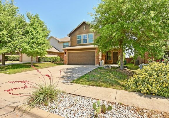 Attached, Exterior, Facade, American Craftsman