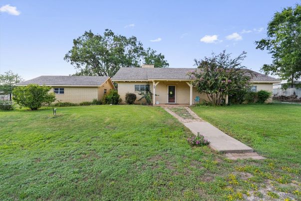 Backyard, Exterior, Facade, Ranch