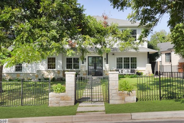 Exterior, Facade, Ranch