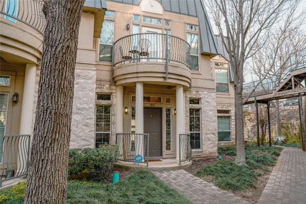 Exterior, Facade, Rowhouse