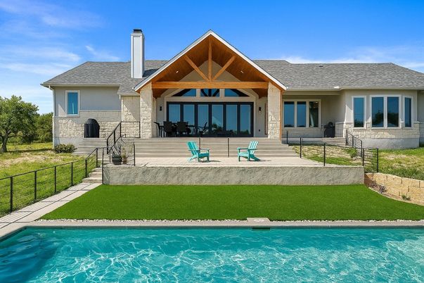 Exterior, Facade, Pool, Ranch