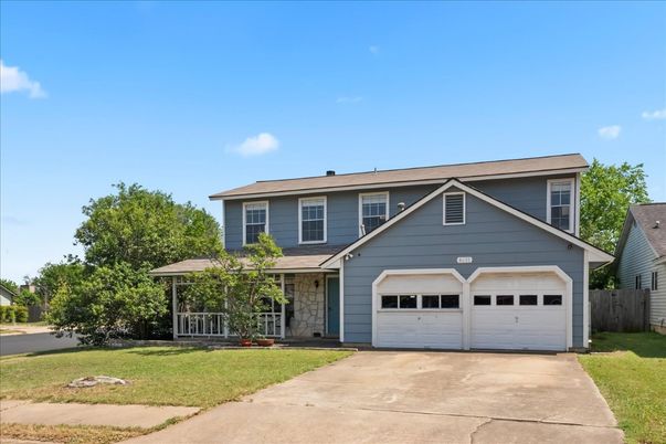 Attached, Exterior, Facade, American Craftsman