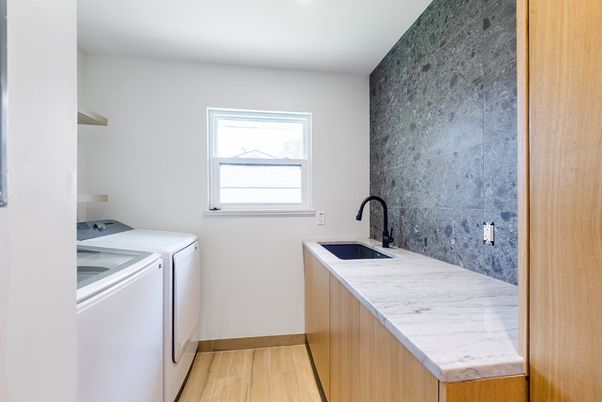 Interior, Recessed Lighting, Washer, Wood Texture Flooring