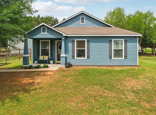 Backyard, Exterior, Facade, Ranch