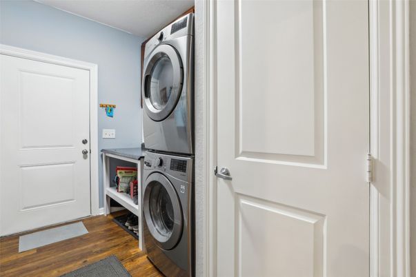 Interior, Washer, Wood Texture Flooring