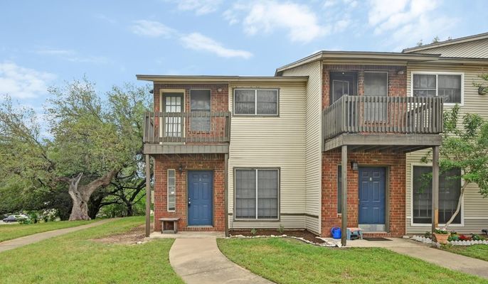 Exterior, Facade, Brick Facade, Georgian