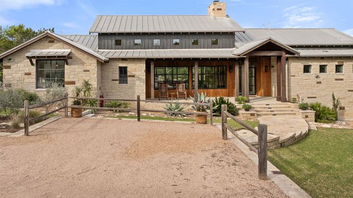 Exterior, Facade, Farmhouse