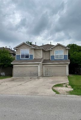 Attached, Exterior, Facade, Split Level