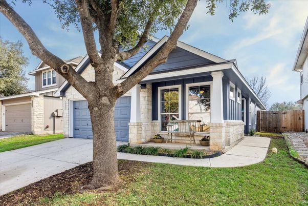 Attached, Exterior, Facade, Solar Panels, American Craftsman