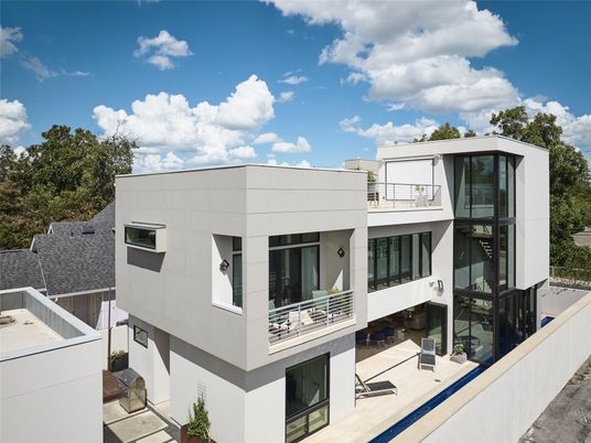 Exterior, Facade, Modern