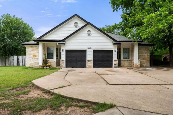 Attached, Exterior, Facade, Ranch