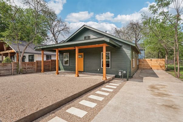 Exterior, Facade, Ranch