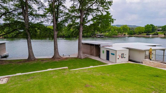 Exterior, Lake