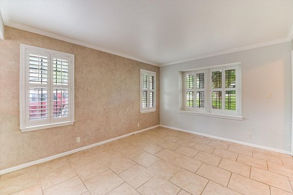 Empty room, Interior