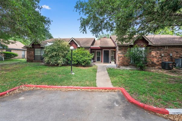 Exterior, Facade, Brick Facade, Ranch