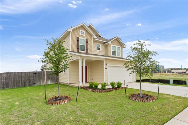 Attached, Exterior, Facade, Farmhouse