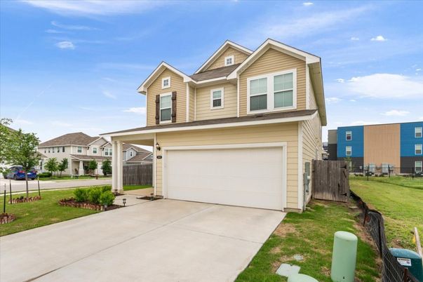 Attached, Exterior, Facade, American Craftsman